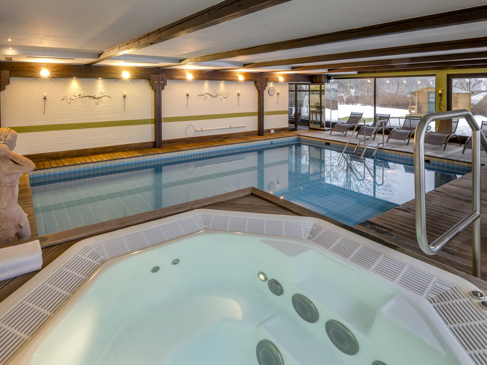 Hallenbad mit Whirlpool