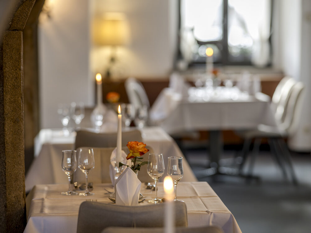 Gedeckter Tisch in der Kaminbar